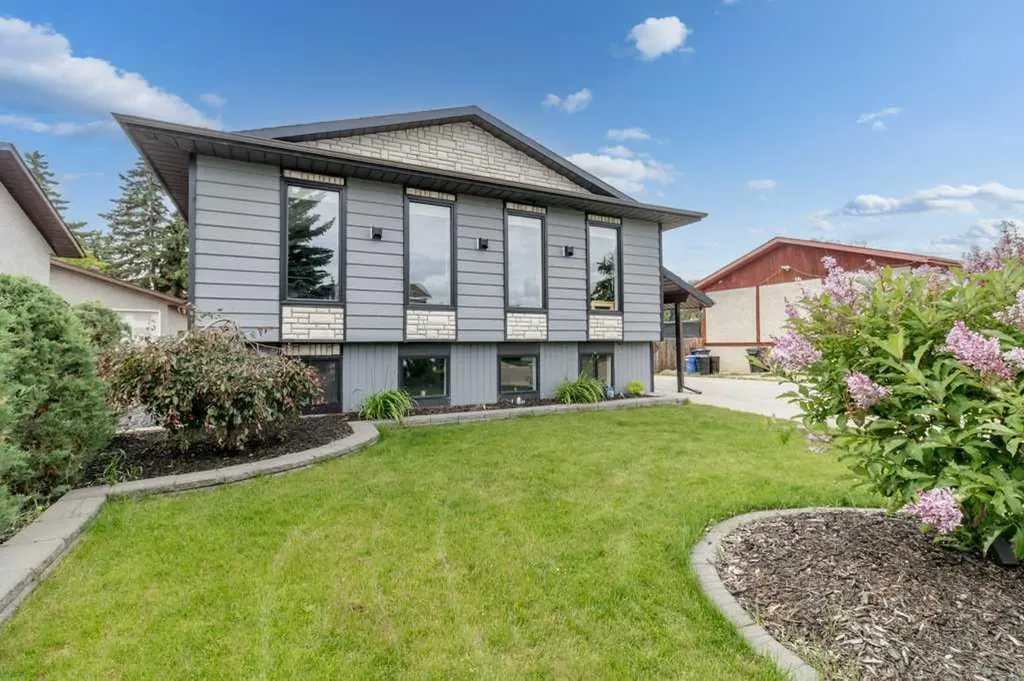 16 Willow Street Sylvan Lake AB T4S 1M1