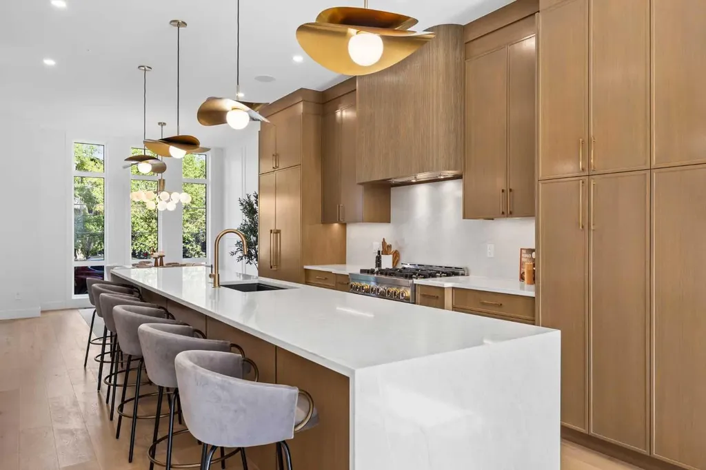 2205 26a Street SW Calgary AB T3E 2C2