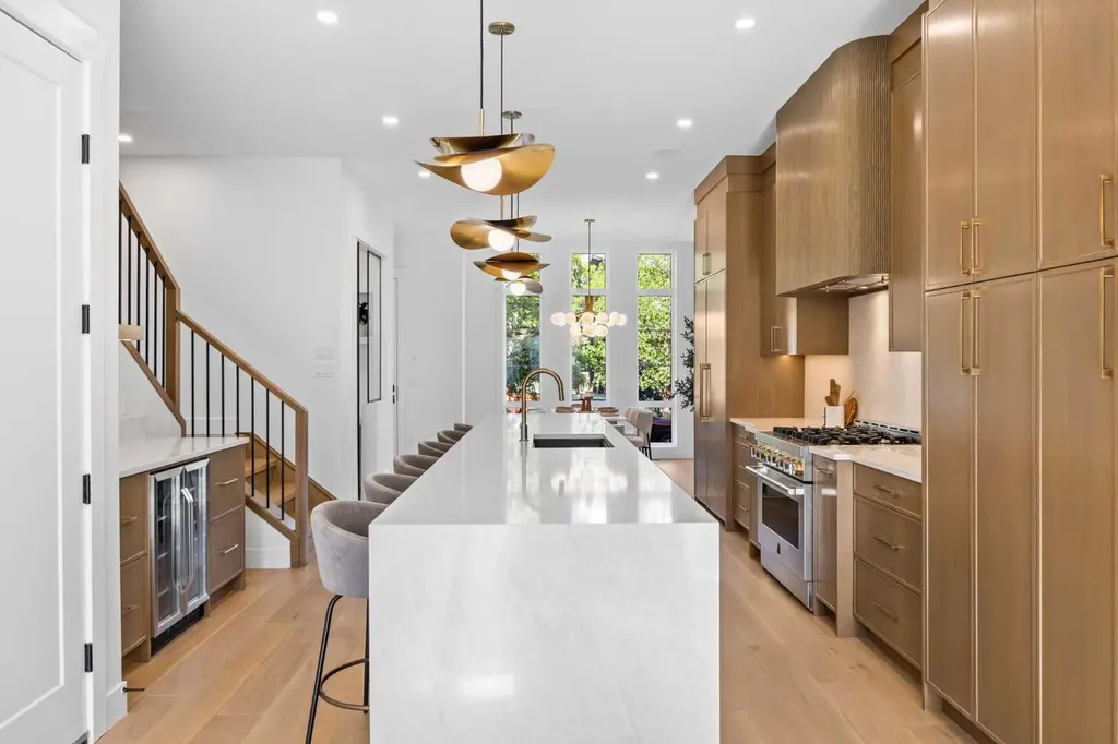 2205 26a Street SW Calgary AB T3E 2C2