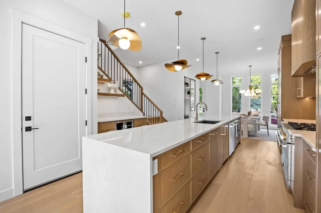 2205 26a Street SW Calgary AB T3E 2C2