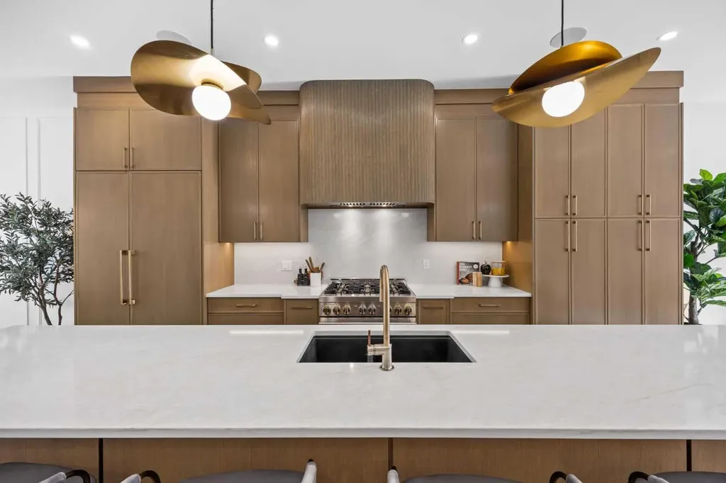 2205 26a Street SW Calgary AB T3E 2C2
