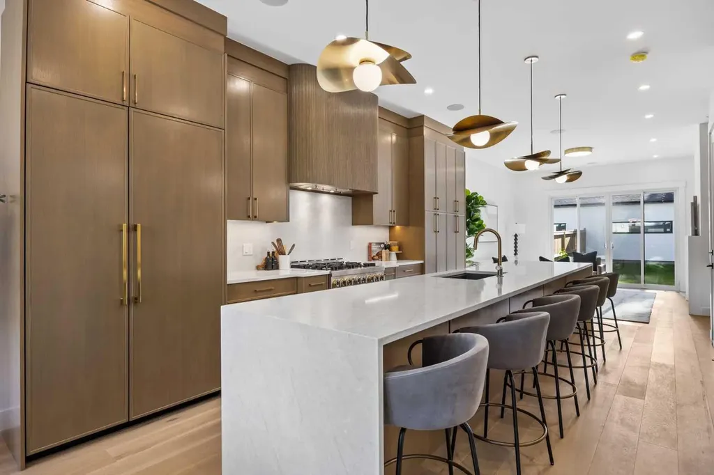 2205 26a Street SW Calgary AB T3E 2C2