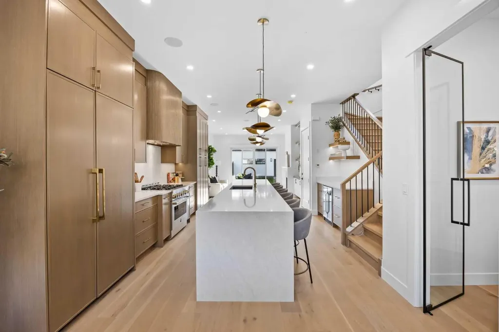 2205 26a Street SW Calgary AB T3E 2C2