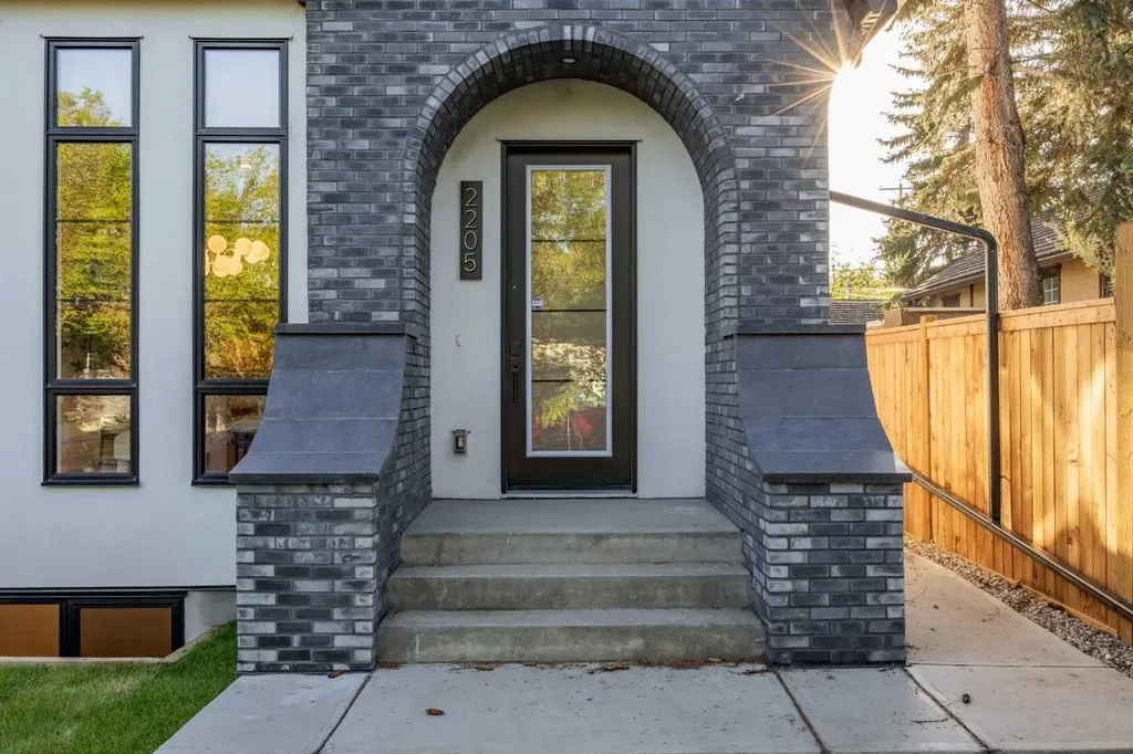 2205 26a Street SW Calgary AB T3E 2C2