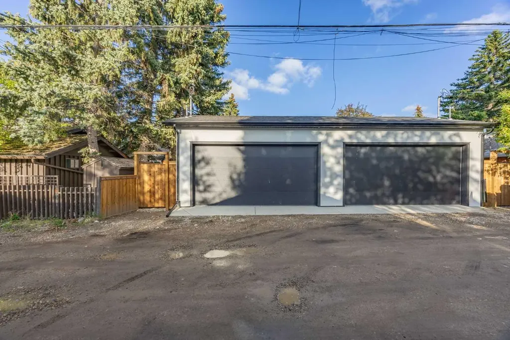 2205 26a Street SW Calgary AB T3E 2C2