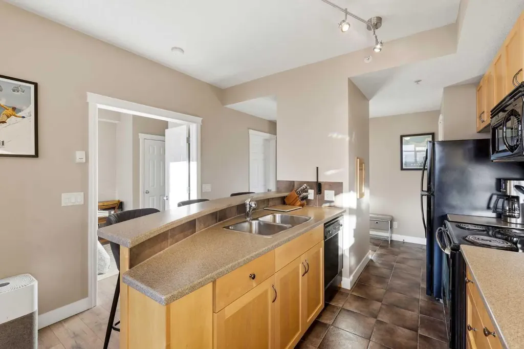 990 Centre Avenue NE Calgary AB T2E 2M9