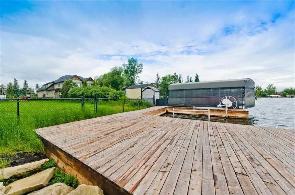 492 West Chestermere Drive Chestermere AB T1X 1B3