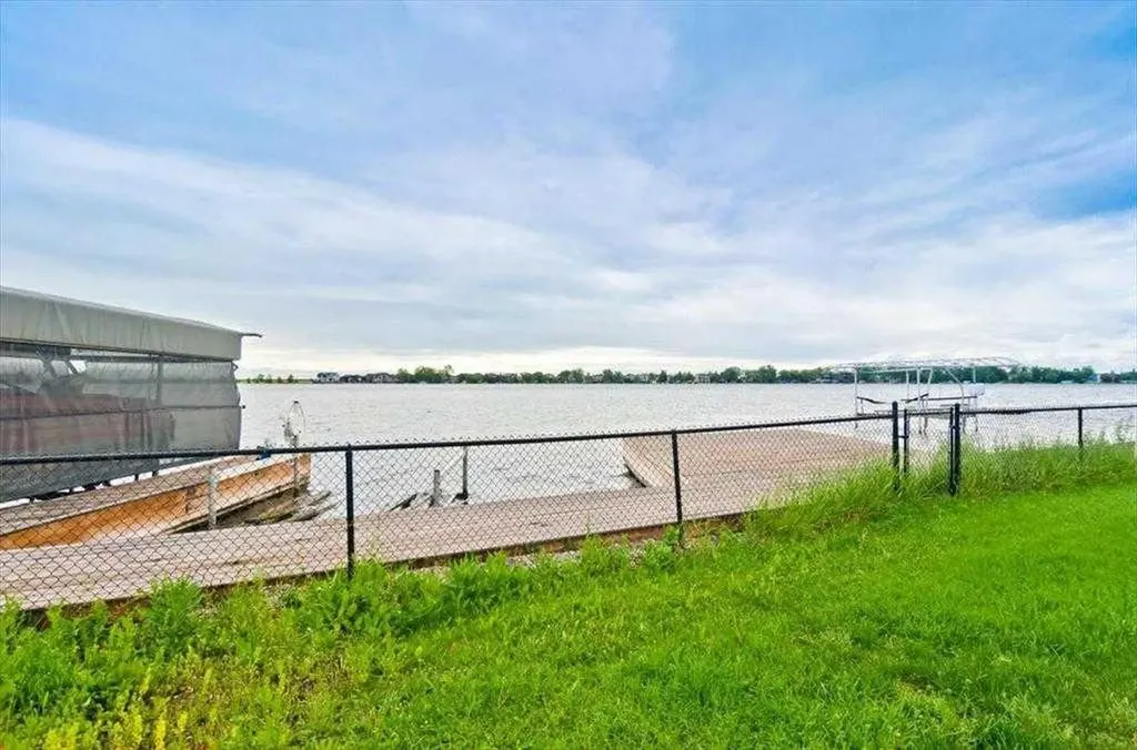492 West Chestermere Drive Chestermere AB T1X 1B3