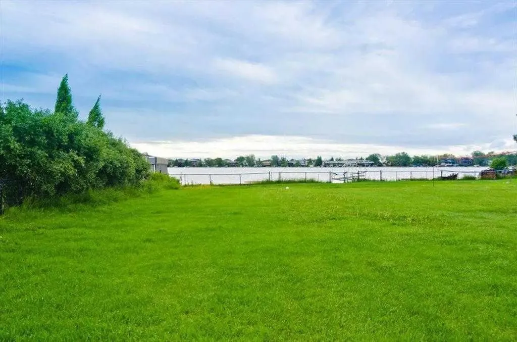 492 West Chestermere Drive Chestermere AB T1X 1B3