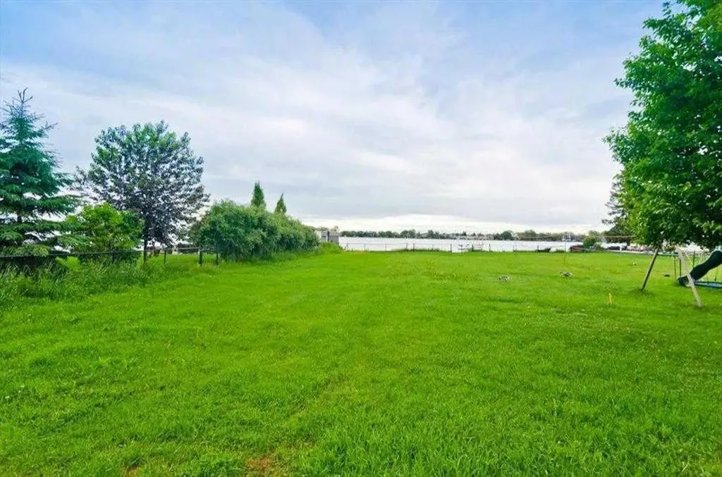 492 West Chestermere Drive Chestermere AB T1X 1B3