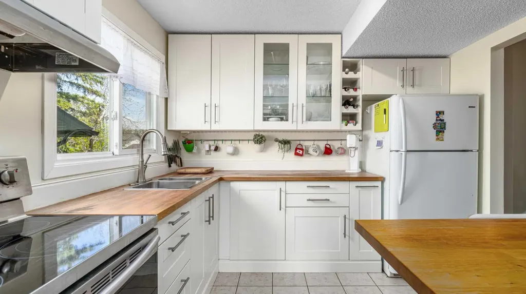 1455 Berkley Drive NW Calgary AB T3K 1T6