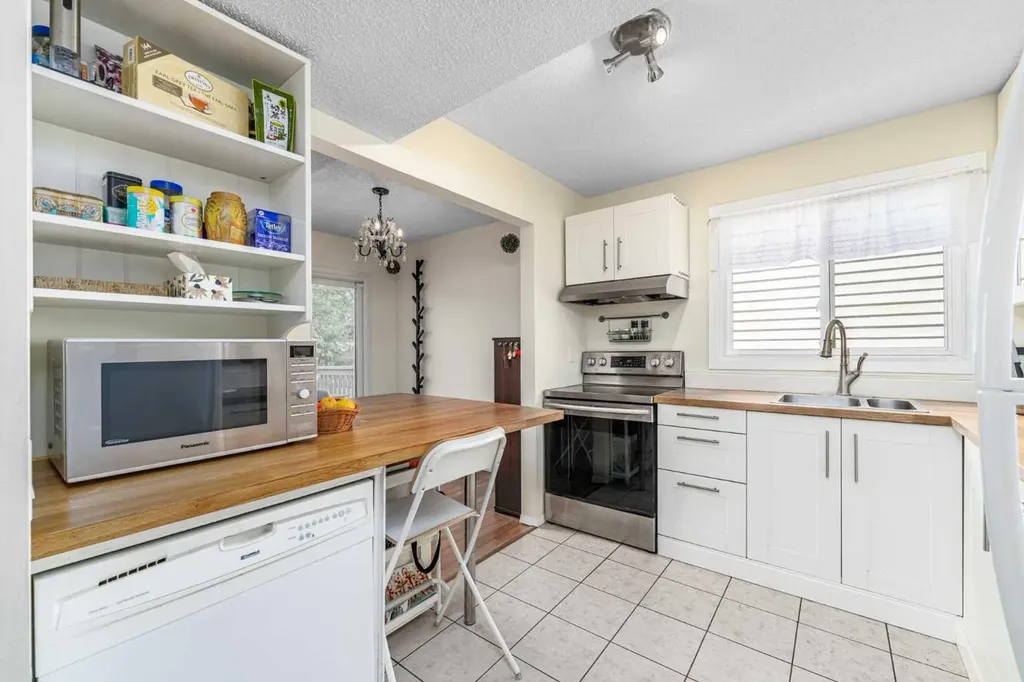 1455 Berkley Drive NW Calgary AB T3K 1T6