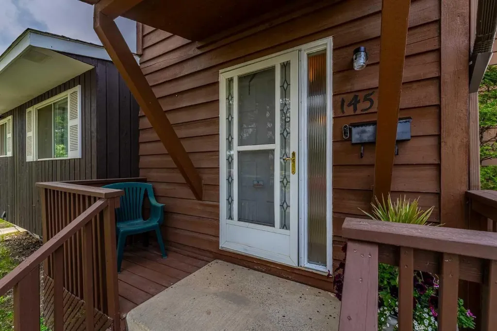 1455 Berkley Drive NW Calgary AB T3K 1T6