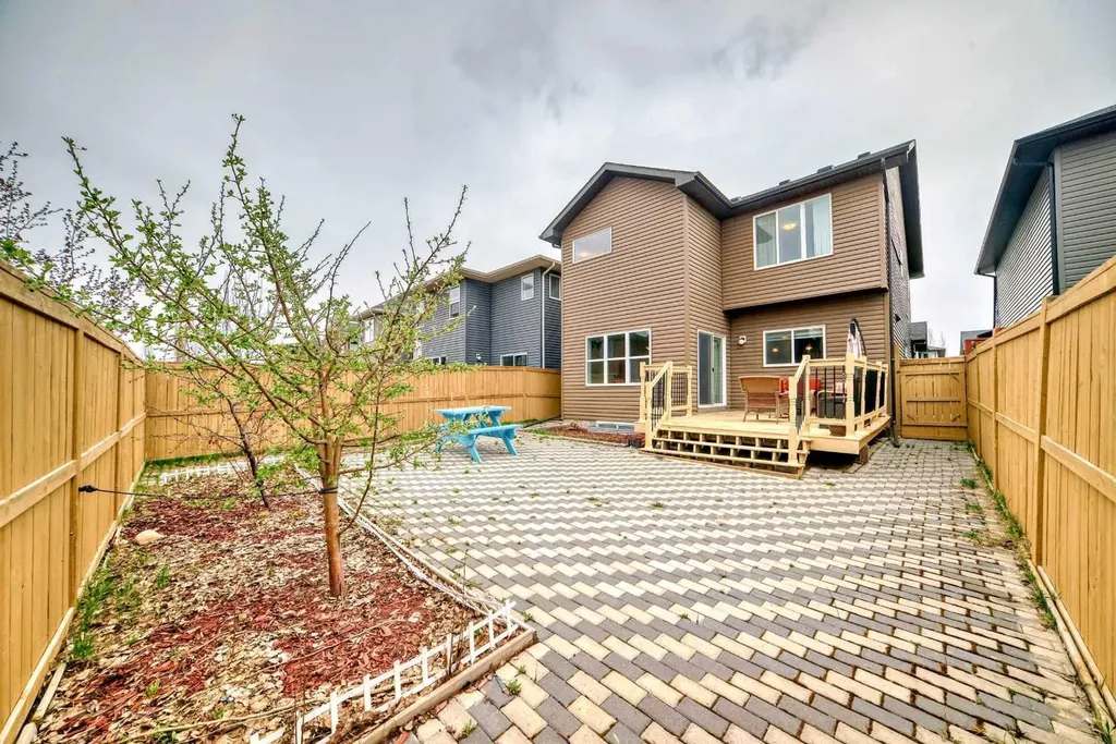 156 Cougar Ridge Manor SW Calgary AB T3H 0V4