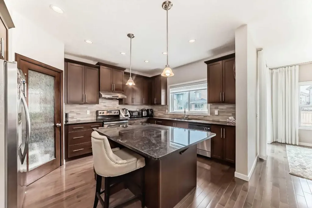 156 Cougar Ridge Manor SW Calgary AB T3H 0V4