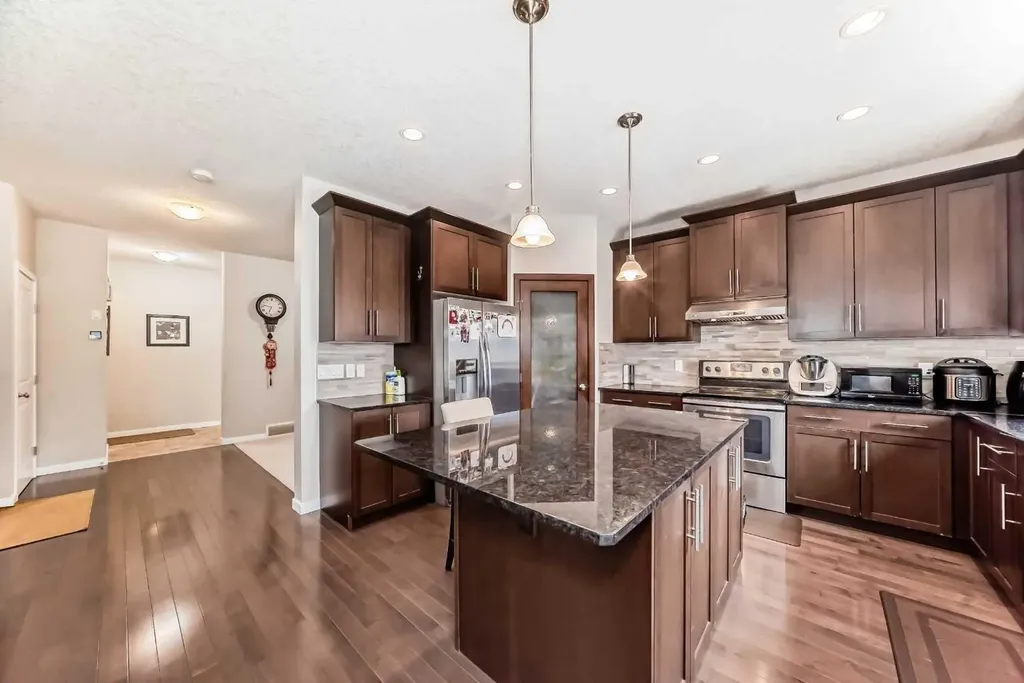 156 Cougar Ridge Manor SW Calgary AB T3H 0V4