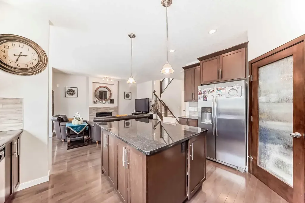 156 Cougar Ridge Manor SW Calgary AB T3H 0V4