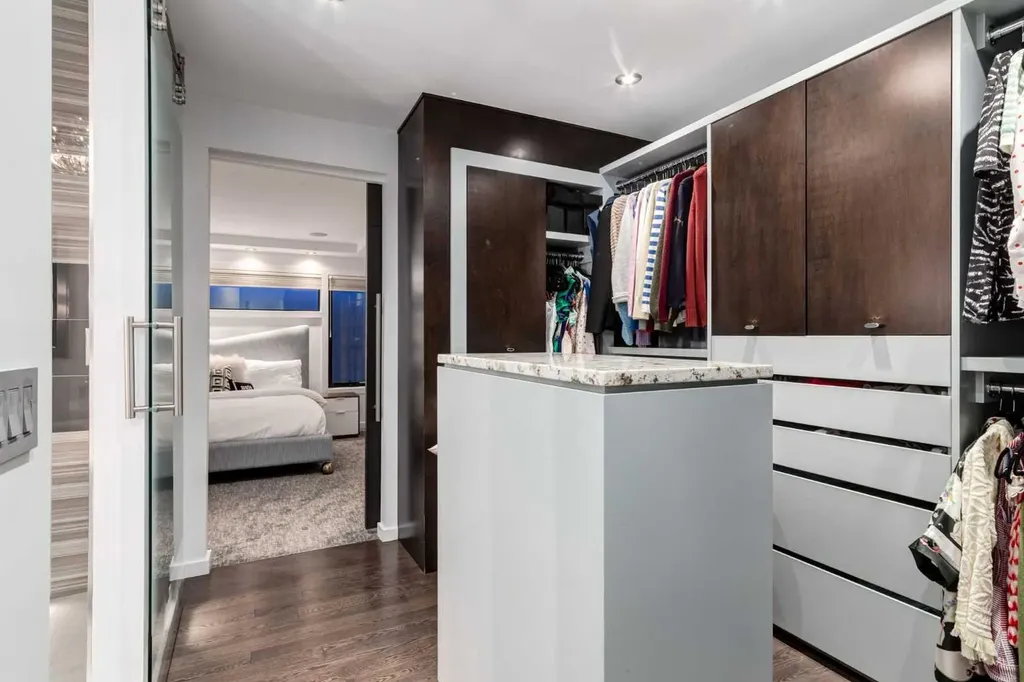 4715 15 Street SW Calgary AB T2T 4B5