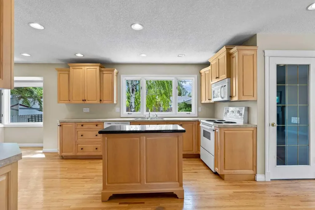 10731 Maplebend Drive SE Calgary AB T2J 1X3