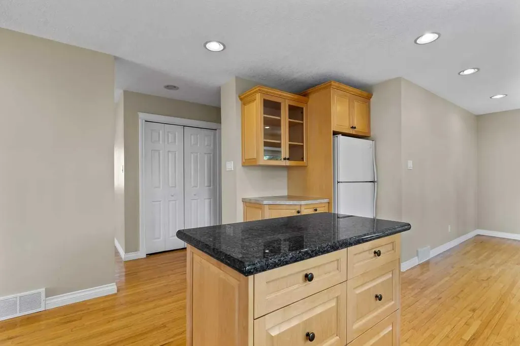 10731 Maplebend Drive SE Calgary AB T2J 1X3