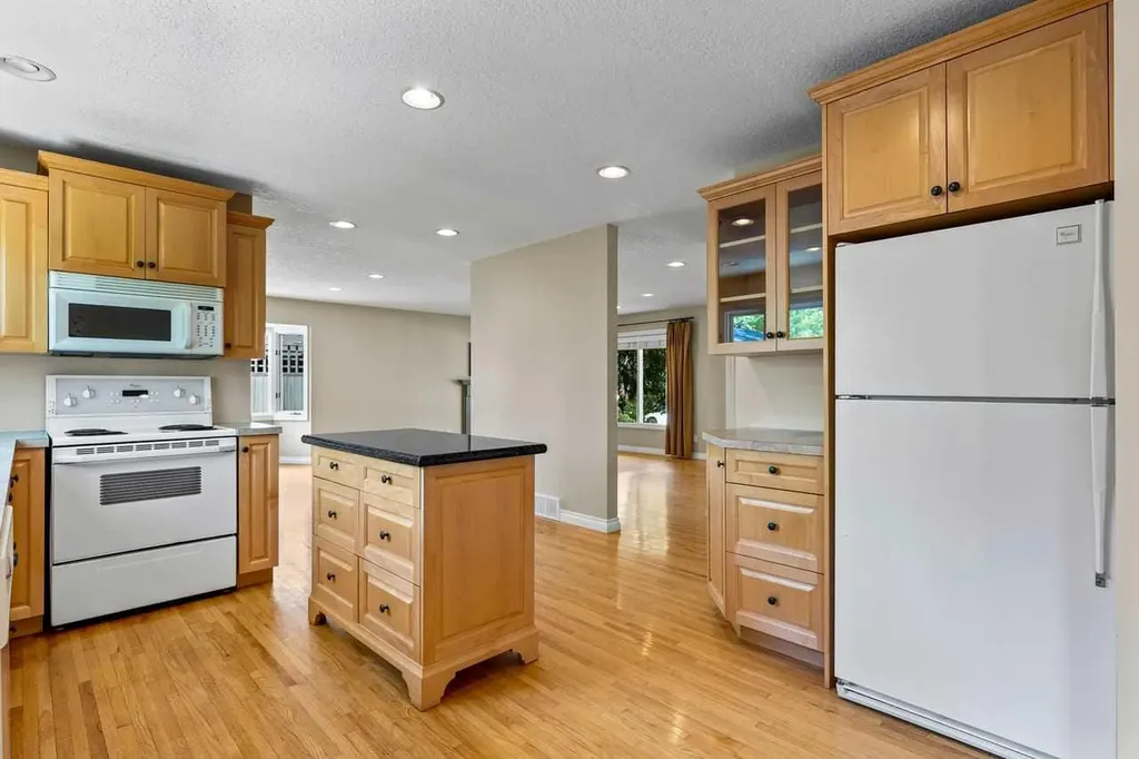10731 Maplebend Drive SE Calgary AB T2J 1X3