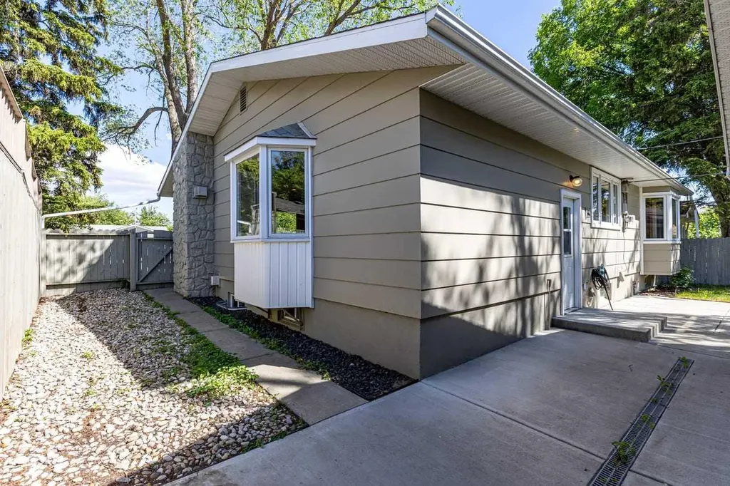 10731 Maplebend Drive SE Calgary AB T2J 1X3