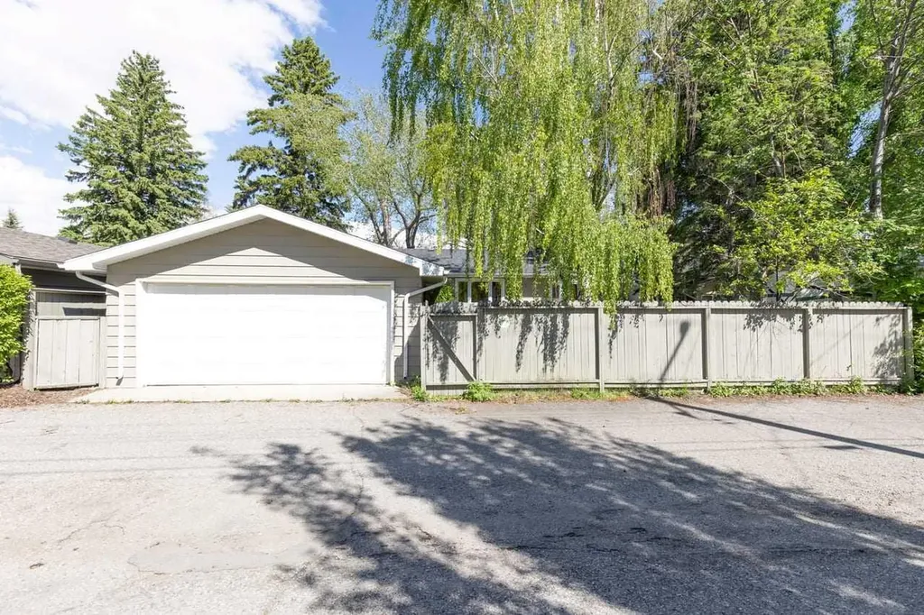 10731 Maplebend Drive SE Calgary AB T2J 1X3