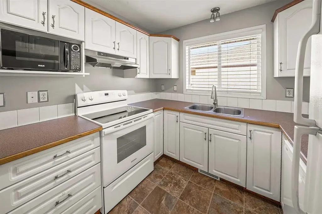 4626 44 Street Sylvan Lake AB T4S 1W7