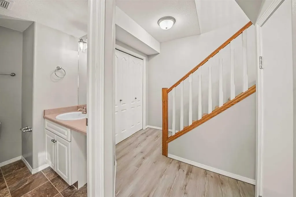 4626 44 Street Sylvan Lake AB T4S 1W7