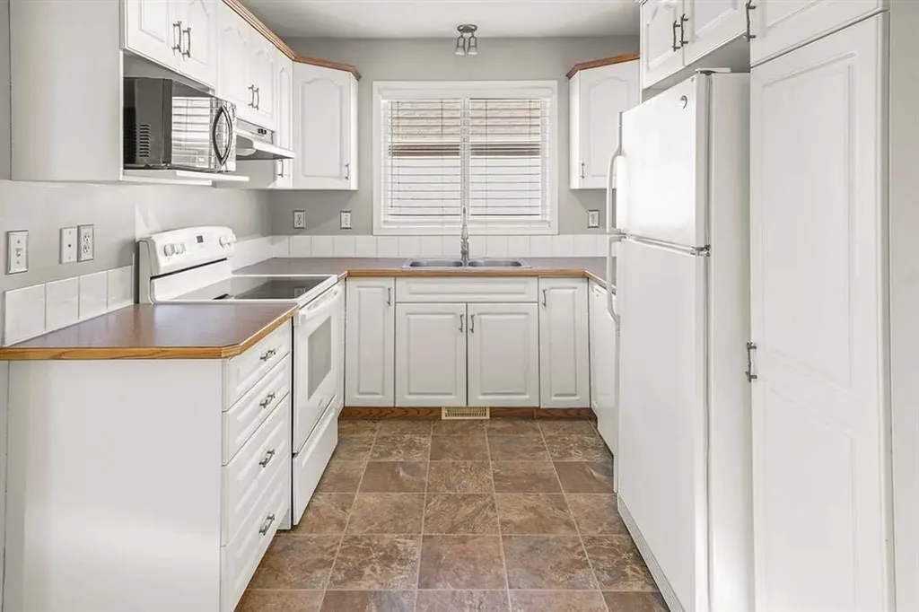 4626 44 Street Sylvan Lake AB T4S 1W7
