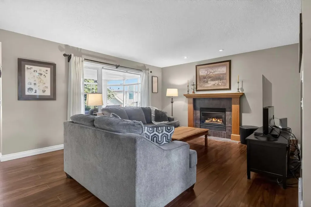 210 Douglas Ridge Place SE Calgary AB T2Z 2T4