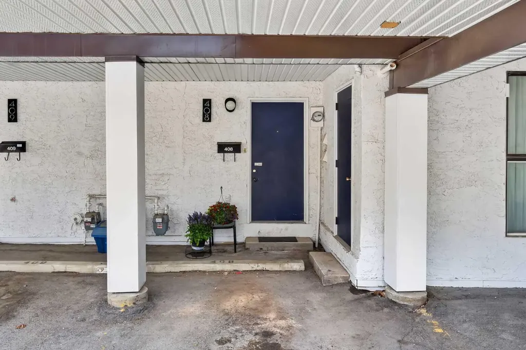 2520 Palliser Drive SW Calgary AB T2V4S9