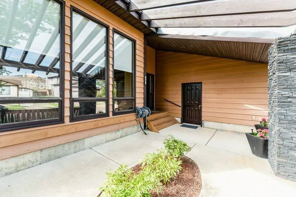 181 Huntington Park Drumheller AB T0J0Y6