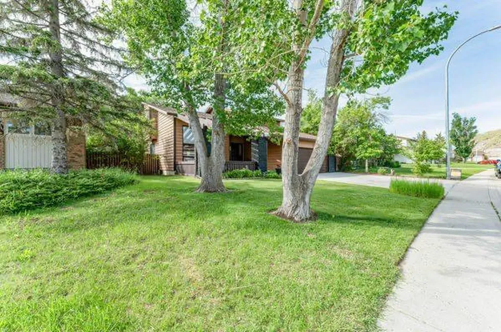 181 Huntington Park Drumheller AB T0J0Y6