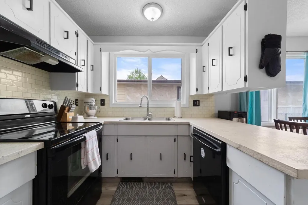 5221 42 Street Camrose AB T4V 1A7