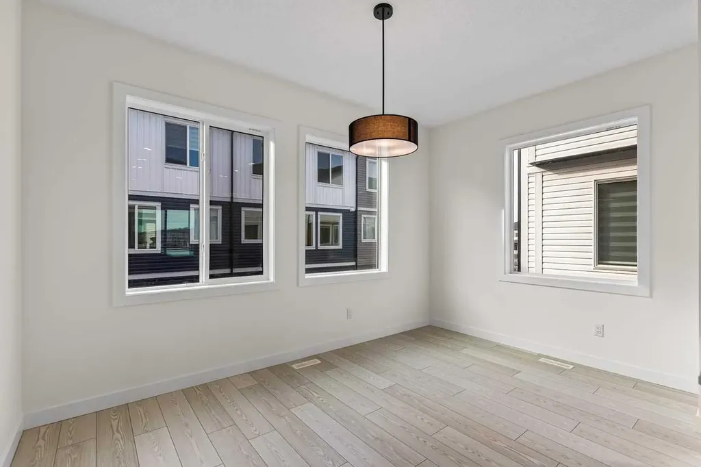 42 Corner Glen Manor NE Calgary AB T3N 2R4