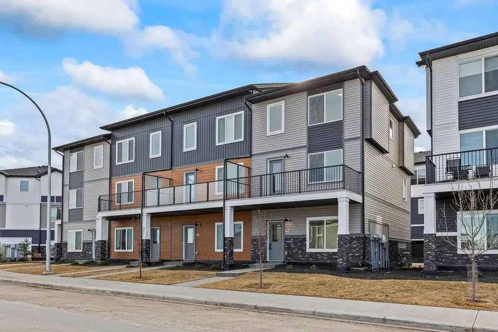 42 Corner Glen Manor NE Calgary AB T3N 2R4