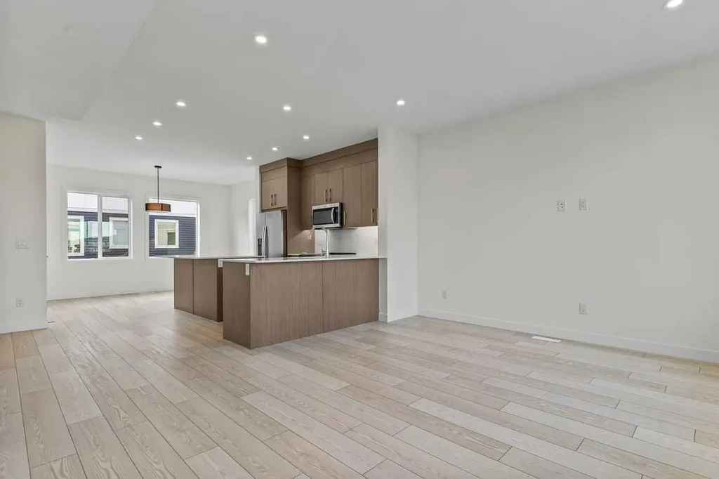 42 Corner Glen Manor NE Calgary AB T3N 2R4