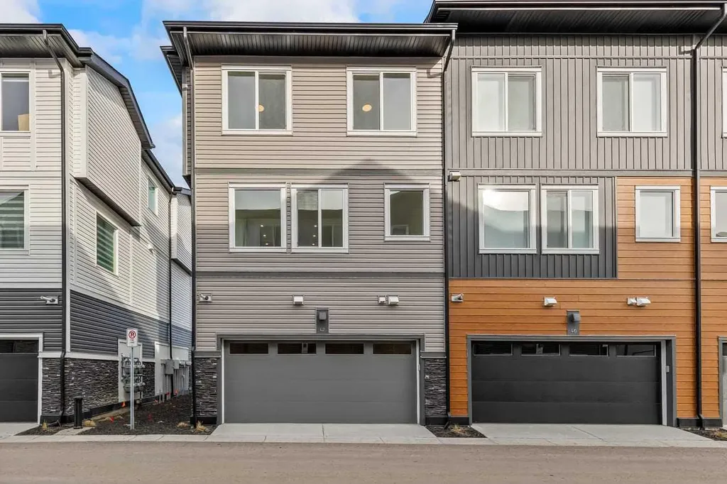 42 Corner Glen Manor NE Calgary AB T3N 2R4