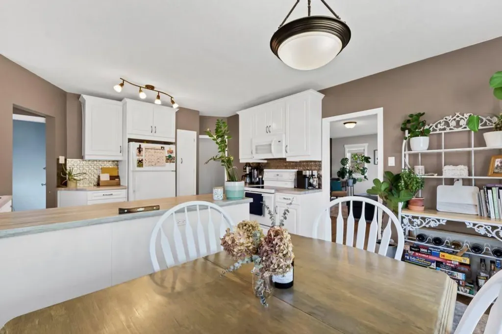53 3 Street SW Medicine Hat AB T1A 4C4