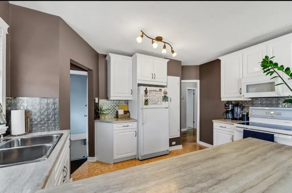 53 3 Street SW Medicine Hat AB T1A 4C4