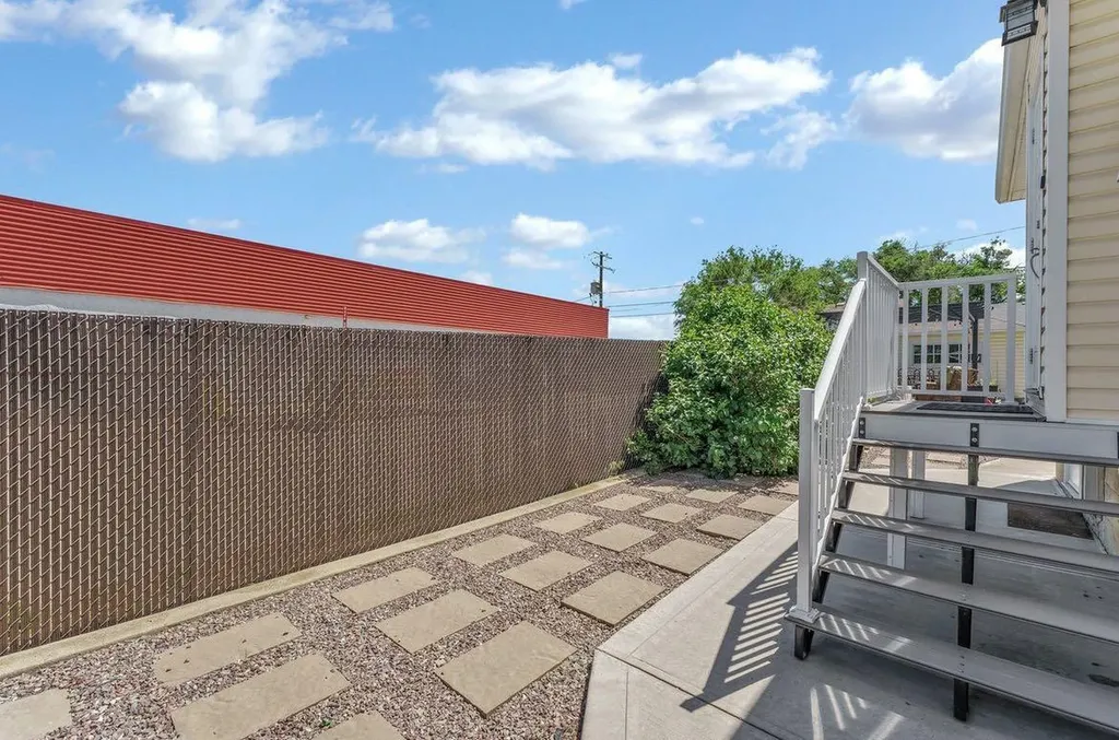 53 3 Street SW Medicine Hat AB T1A 4C4