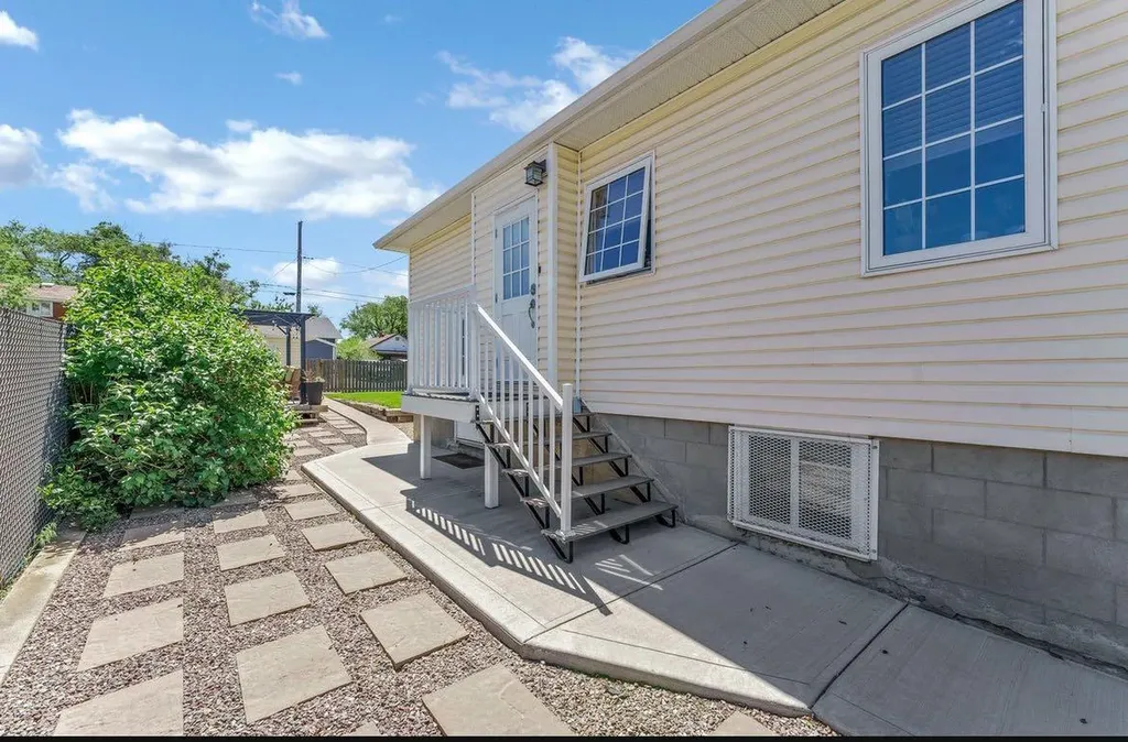 53 3 Street SW Medicine Hat AB T1A 4C4
