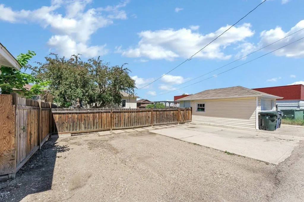 53 3 Street SW Medicine Hat AB T1A 4C4