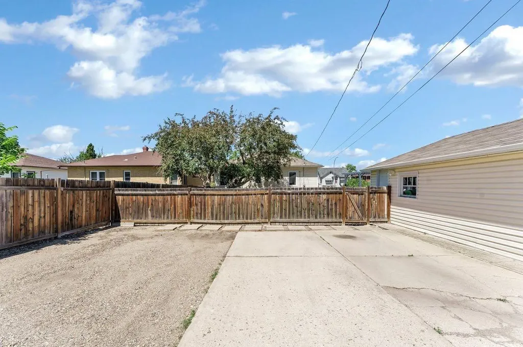 53 3 Street SW Medicine Hat AB T1A 4C4