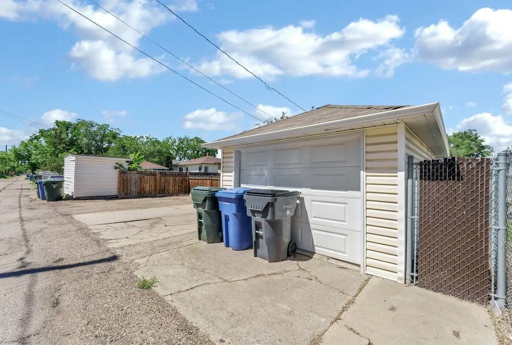 53 3 Street SW Medicine Hat AB T1A 4C4