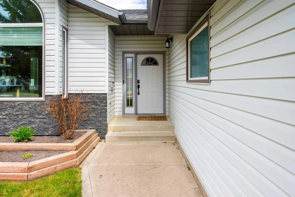 7 Davison Drive Red Deer AB T4R 2J3
