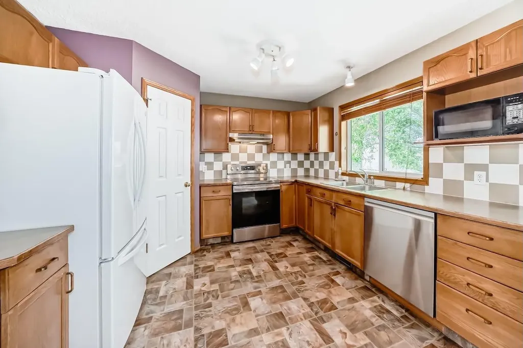 105 Tuscany Way NW Calgary AB T3L 2A4