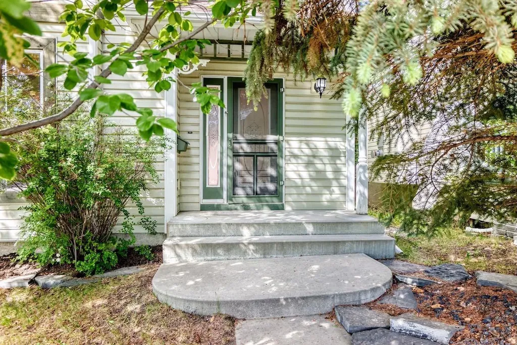 105 Tuscany Way NW Calgary AB T3L 2A4