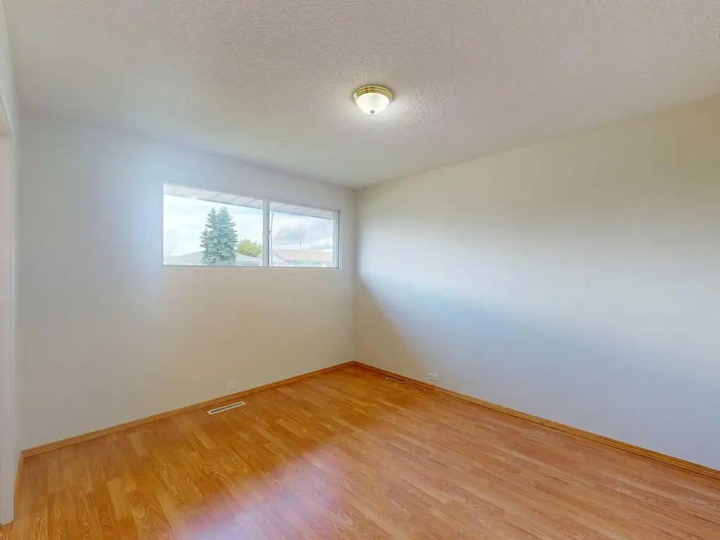 548 Mcintosh Road NE Calgary AB T2E 5Z3